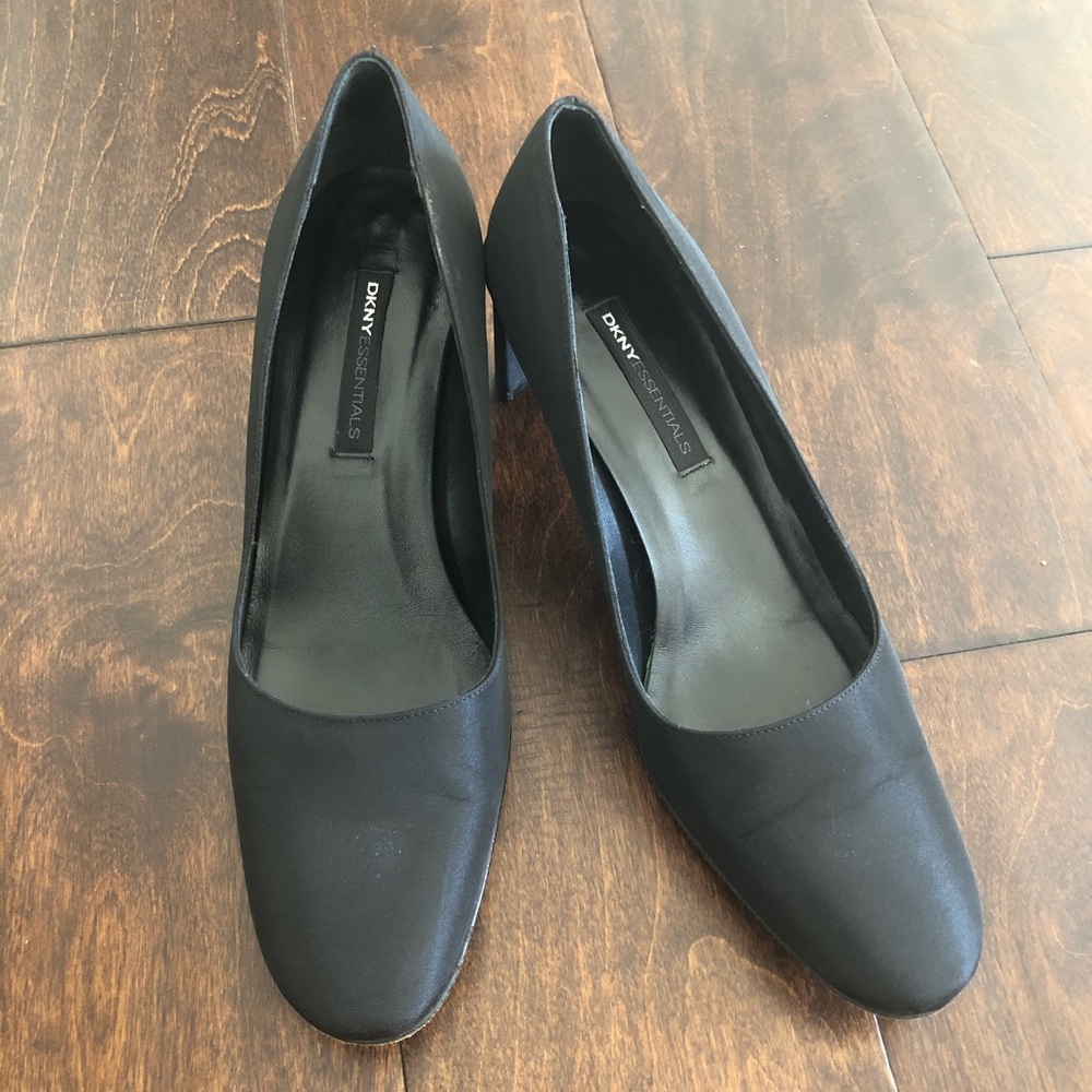 DKNY Essentials Rectangle Heel Pump size 6.5